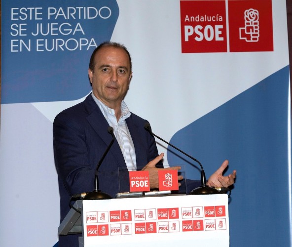 El ministro de Industria y Energía, Miguel Sebastián, durante su intervención en el acto electoral de su partido celebrado hoy en Almería.