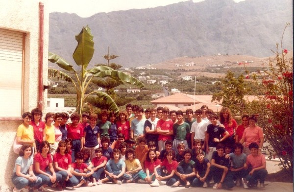 El Grupo de estudiantes de la promoción de 1984 que participó en el acto del Día de Canarias en el que se enterró un mensaje para el futuro.