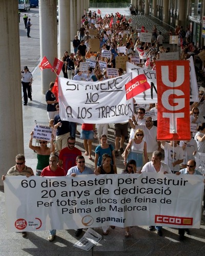 Los trabajadores de Spanair durante la manifestación que han realizado esta tardeen el aeropuerto de la capital balear en contra del traslado de las oficinas.