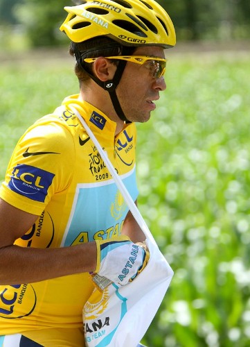 El corredor español del equipo Astana, Alberto Contador, coge la bolsa de avituallamiento durante la decimoséptima etapa del Tour '09, de 169 kilómetros, disputada entre las localidades de Bourg-Saint-Maurice y Le Grand Bornand.