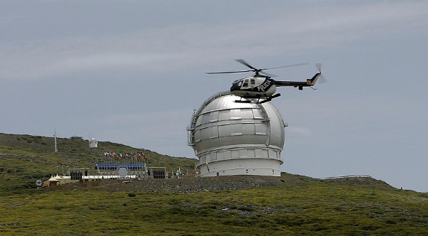 Un helicóptero sobrevuela el Gran Telescopio Canarias (GTC), inaugurado hoy por los Reyes y que es, con un espejo de 10,4 metros de diámetro, el mayor y más potente del mundo con un poder de visión equivalente a 4 millones de pupilas humanas.