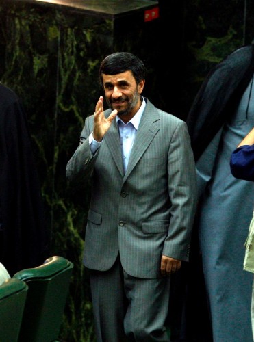 El presidente iraní, Mahmud Ahmadineyad, saluda antes de jurar su cargo para un segundo mandato, en Teherán (Irán), el 5 de agosto de 2009. Ahmadineyad juró su cargo mientras la Policía ha impedido las protestas de los opositores congregados en las inmediaciones del Parlamento islámico, rodeado por un fuerte dispositivo policial.