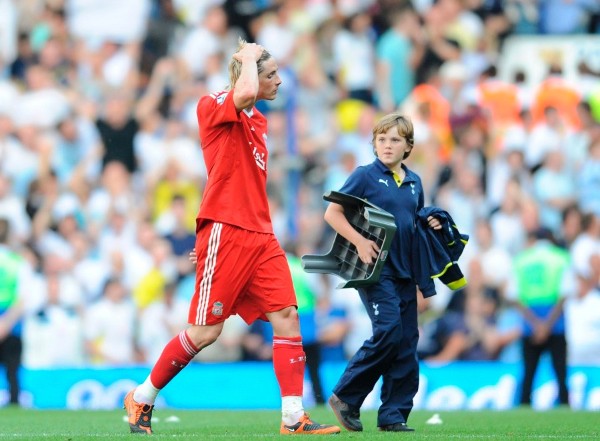 El delantero español del Liverpool Fernando Torres abandona el campo tras su derrota ante el Tottenham Hotspur en su partido de la Premier League jugado hoy domingo 16 de agosto de 2009 en el estadio White Heart Lane de Londres, Reino Unido.