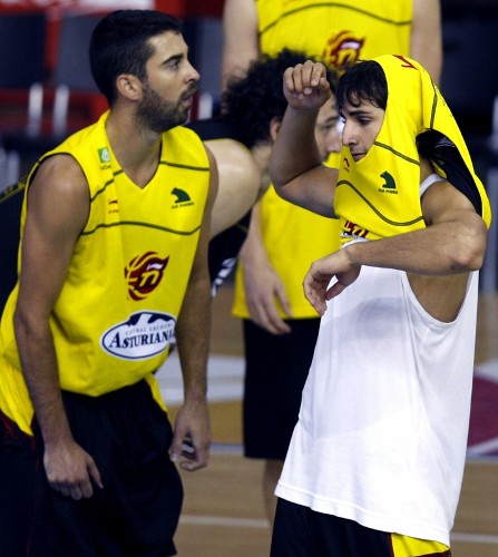 El base Ricky Rubio (dcha) y el alero Juan Carlos Navarro, durante el entrenamiento que la selección española