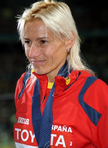 La atleta española Marta Domínguez posa con su medalla de oro