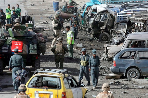 Fuerzas de seguridad afganas y soldados de la Fuerza Internacional de Asistencia a la Seguridad (ISAF), bajo mando de la OTAN, resguardan el lugar donde murieron al menos 7 personas