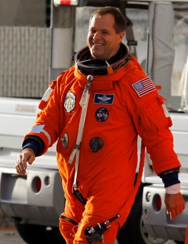 El piloto del Discovery Kevin Ford es fotografiado al término de los ensayos de cuenta atrás en el Centro Espacial Kennedy, en Cabo Cañaveral, Florida (Estados Unidos), el 7 de agosto de 2009. 