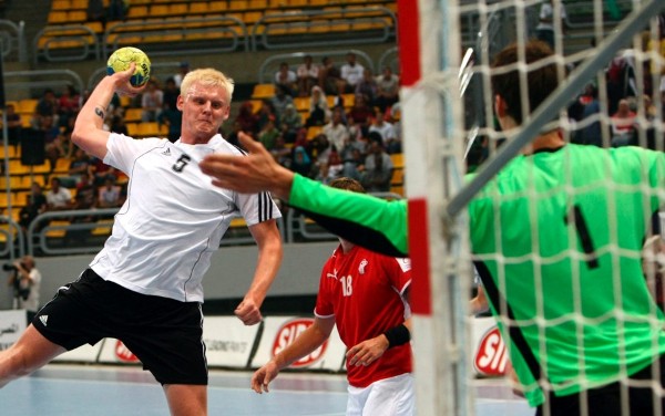 El jugador alemán Patrick Wencek (i) intenta un lanzamiento ante el portero danés, Niklas Landin (d), durante la final del Mundial Junior de balonmano en El Cairo, Egipto