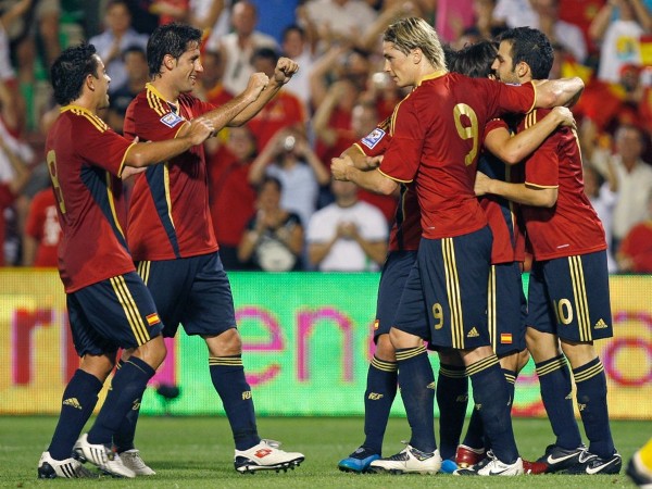 El centrocampista de la selección española de fútbol, Cesc Fabregas (d), recibe la felicitación de sus compañeros tras el primer gol marcado ante Estonia, en el partido de clasificación al Mundial 2010 que ambas selecciones disputan en el Estadio Romano de Mérida (Badajoz).