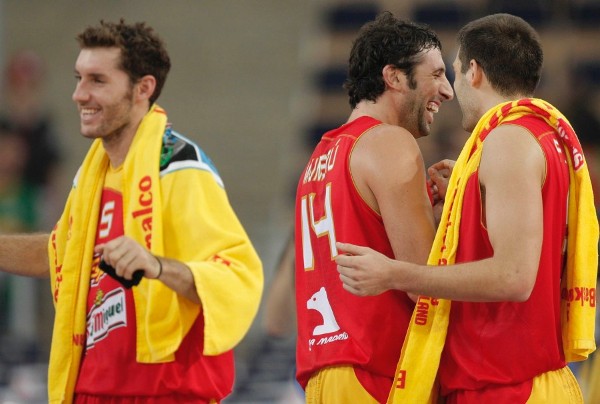 Los jugadores de la selección española de baloncesto, Felipe Reyes (d), Alex Mumbrú (c) y Rudy Fernández (i) al finalizar el partido, del Grupo F, del Eurobasket 2009 que el combinado nacional ha disputado frente a Polonia en Lodz (Polonia). España ha vencido por 68-90.