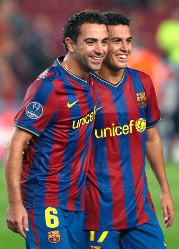 Los jugadores del FC Barcelona Xavi Hernández (i) y Pedro Rodríguez (d) se felicitan tras vencer al Dínamo de Kiev, en el partido de la Liga de Campeones disputado esta noche en el Camp Nou de Barcelona.