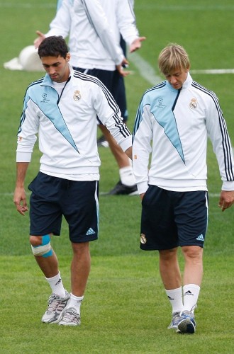 Los jugadores del Real Madrid Álvaro Arbeloa (i) y José María Gutiérrez 'Guti', durante el entrenamiento que realizó hoy la plantilla blanca en la ciudad deportiva de Valdebebas.