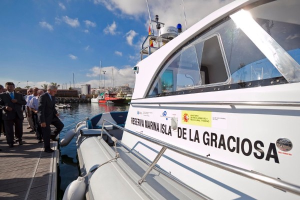 El secretario general del Mar, Juan Carlos Martín Fragueiro, accede a la nueva embarcación 