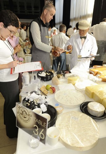 La capital canaria acoge la inauguración de los World Cheese Award, la mayor cata de quesos del mundo, en la que se presentan más de 2.400 productos de los cinco continentes y que por segunda vez en la historia se celebra fuera del Reino Unido. En la foto, varios catadores prueban algunos de los productos de la muestra.