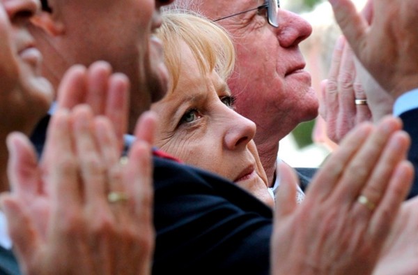 La canciller alemana, Angela Merkel, asiste al acto central del Día de la Unidad Alemana, en la ciudad de Saarbruecken, Alemania, hoy sábado 3 de octubre. Alemania celebrará el próximo 9 de noviembre el 20º aniversario de la caída del Muro de Berlín.