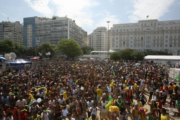 Miles de personas celebran en la playa de Copacabana, la designación de Río de Janeiro (Brasil) como sede de los Juegos Olímpicos de 2016. Río fue elegida en la votación final de la Asamblea del COI, a la que llegó con Madrid como rival después de la eliminación de Chicago y Tokio.