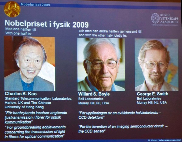 Fotografías de los ganadores del Premio Nobel de Física 2009 proyectadas durante la ceremonia en la Real Academia de las Ciencias de Estocolmo (Suecia), el 6 de octubre de 2009. El chino Charles K. Kao (i) y los estadounidenses Willard S. Boyle y George E. Smith han sido los galardonados este año. Kao, por sus 