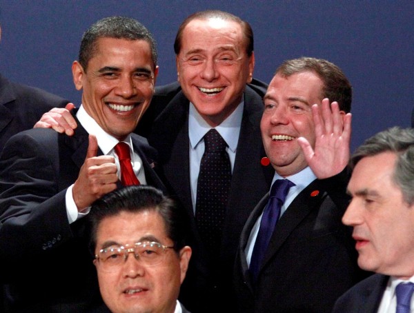 Fotografía de archivo tomada el 02 de abril de 2009, que muestra al presidente de Estados Unidos, Barack Obama (arriba-i) junto al primer ministro italiano, Silvio Berlusconi (c) y al presidente ruso, Dmitry Mevedev (d) durante una cumbre del G20 en Londres (Reino Unido). Obama es el ganador del Premio Nobel de la Paz 2009, según anunció hoy, viernes 09 de octubre, el Instituto Nobel de Noruega.