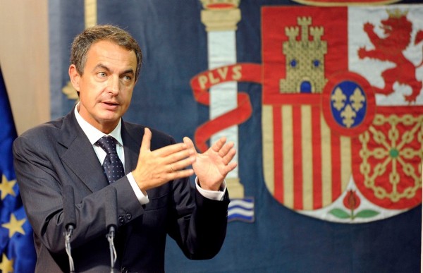 El presidente del Gobierno de España, José Luis Rodríguez Zapatero, durante la rueda de prensa celebrada junto al presidente canario, Paulino Rivero, tras el Consejo de Ministros extraordinario para aprobar el 