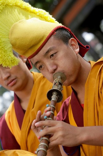 Monjes tibetanos ataviados con sus vestimentas tradicionales ofrecieron hoy una representación en la plaza del Príncipe de la capital tinerfeña.