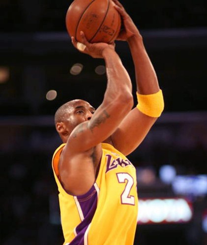 El jugador de los Lakers de Los Ángeles Kobe Bryant se perfila hacia la cesta, durante un partido de pretemporada de la NBA contra los Clippers de la misma ciudad que se lleva a cabo en Los Ángeles, California (EEUU).