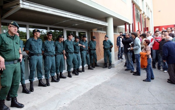 Agentes de la Guardia Civil custodian la entrada al Ayuntamiento de Santa Coloma de Gramenet.