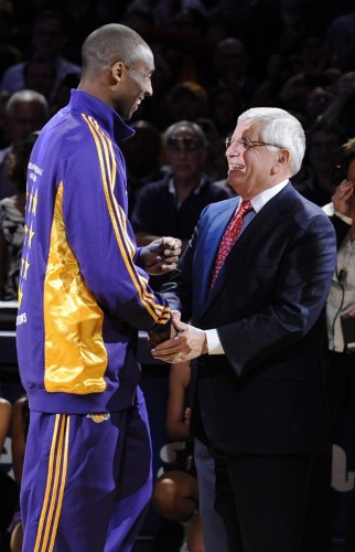 El jugador de los Lakers Kobe Bryant (i) recibe su anillo del campeonato por el Comisionado de la NBA, David Stern (d).
