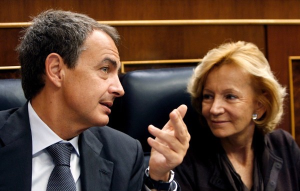 El presidente del Gobierno, José Luis Rodríguez Zapatero, conversa con su vicepresidenta segunda, Elena Salgado, durante la sesión de control al Ejecutivo en el pleno del Congreso.