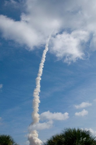 El prototipo del cohete Ares I-X, el futuro propulsor de misiones tripuladas en órbita de la Tierra, de la agencia espacial estadounidense NASA despega de la plataforma de lanzamiento 39B del Centro Espacial Kennedy en Cabo Cañaveral, Florida (EEUU).