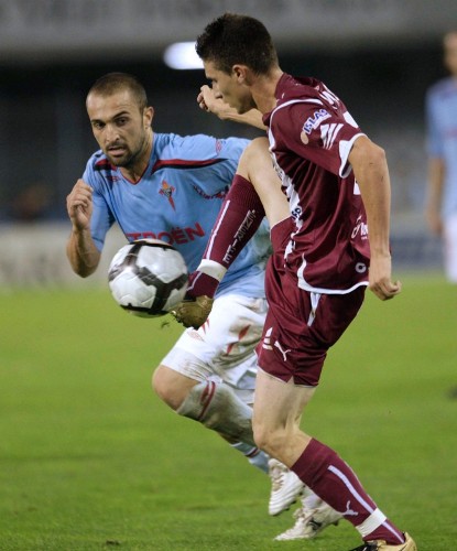 El jugador del Celta de Vigo, Bustos (i), lucha un balón con el jugador del Tenerife, Omar ,durante el partido de dieciseisavos de final de la Copa del Rey.