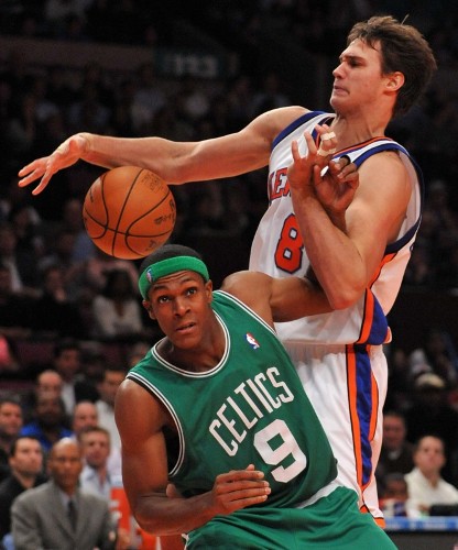 El jugador de los Celtics de Boston Rajon Rondo (abajo) trata de controlar la bola ante el italiano Danilo Gallinari (d) de los Knicks de Nueva York hoy, 20 de octubre de 2009, durante su partido de la NBA disputado en el Madison Square Garden de Nueva York (EE.UU.).