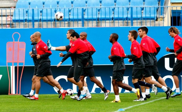 Varios jugadores del Atlético de Madrid durante el entrenamiento realizado esta tarde en el estadio Vicente Calderón.
