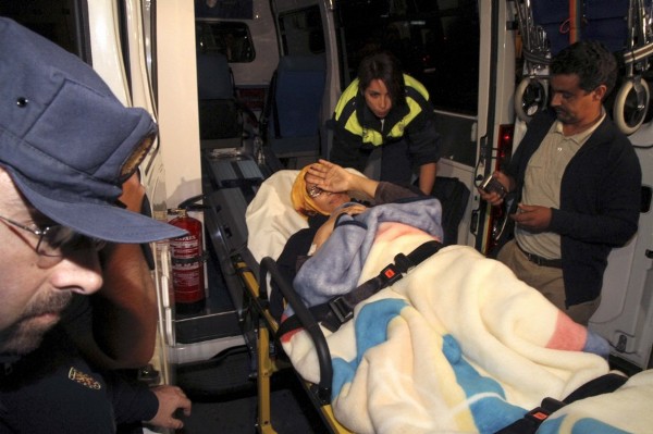 La activista saharaui Aminatu Haidar abandona en camilla el Hospital General de Lanzarote, donde se encontraba ingresada tras 32 días en huelga de hambre, para dirigirse en ambulancia al aeropuerto desde donde regresará a El Aaiún.