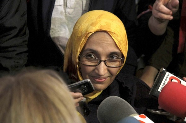 La activista saharaui Aminatu Haidar atiende a la prensa tras abandonar el Hospital General de Lanzarote.