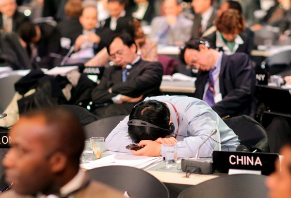 Los delegados duermen sobre sus mesas en la madrugada durante la celebración de una sesión de la Cumbre sobre el Cambio Climático (COP15) en el Bella Center de Copenhague (Dinamarca).