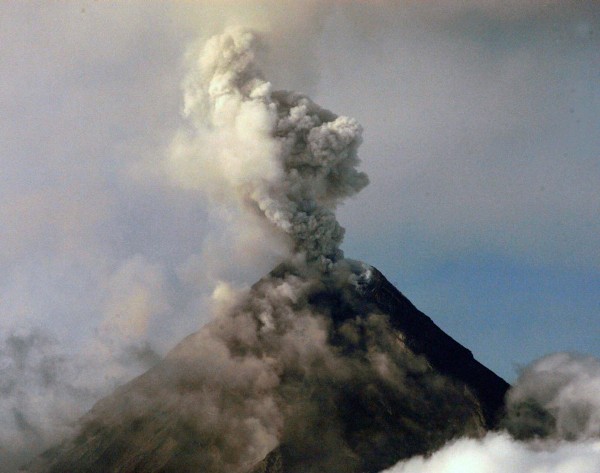 Una columna de humo sale del cráter del volcán Mayón.