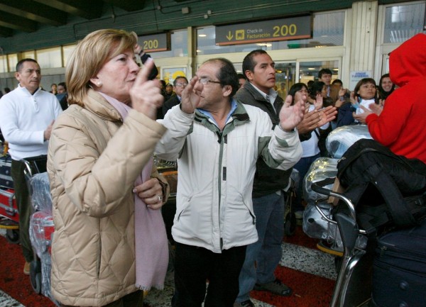 Unos 200 pasajeros con billetes para volar a Lima con la compañía española Air Comet protagonizaron hoy una protesta en el aeropuerto de Madrid-Barajas.