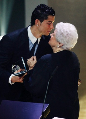 El portugués Cristiano Ronaldo (i) recibe de manos de Elisabeth Puska (d) el Premio Puskas 2009, que se otorga al considerado como el 