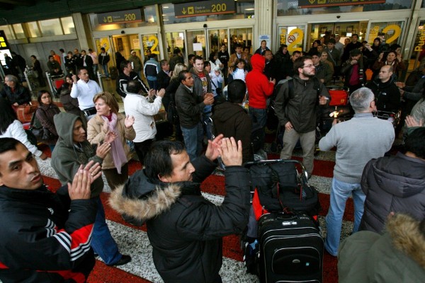 Unos 200 pasajeros con billetes para volar a Lima con la compañía española Air Comet cortaron durante diez minutos una de las vías de llegada al aeropuerto de Madrid-Barajas.