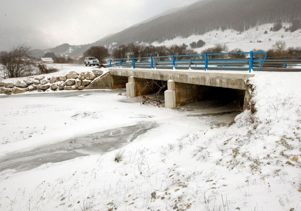 El río que lleva aguas procedentes del deshielo permanece helado por las bajas temperaturas que se han registrado durante toda la semana en la zona del Valle de Belagoa (Pamplona). 