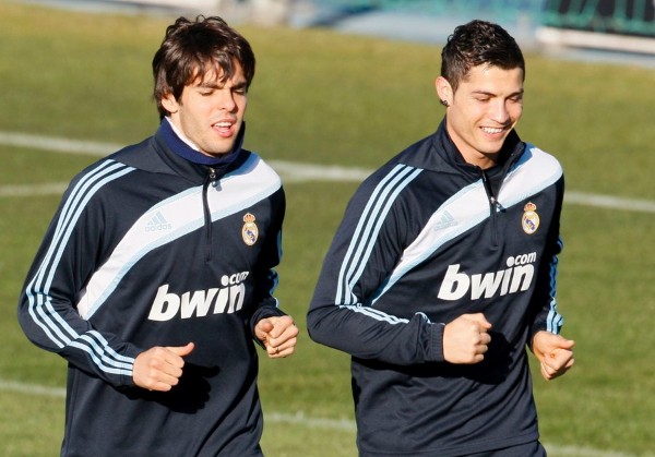 Los jugadores del Real Madrid Cristiano Ronaldo (d) y Kaká, durante el entrenamiento en la ciudad deportiva de Valdebebas.