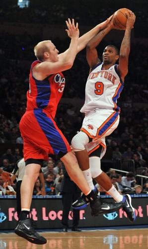 El jugador de los Knicks de Nueva York, Jonathan Bender (d), trata de encestar ante Chris Kaman (i) en un partido anterior.