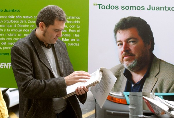El presidente de Greenpeace España, Jesus Navarro, junto a una foto de Juan José López de Uralde, director de Greenpeace España.