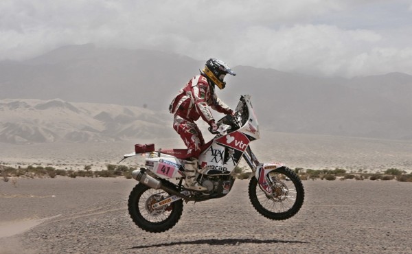 El piloto chileno Felipe Prohens conduce su motocicleta Honda.
