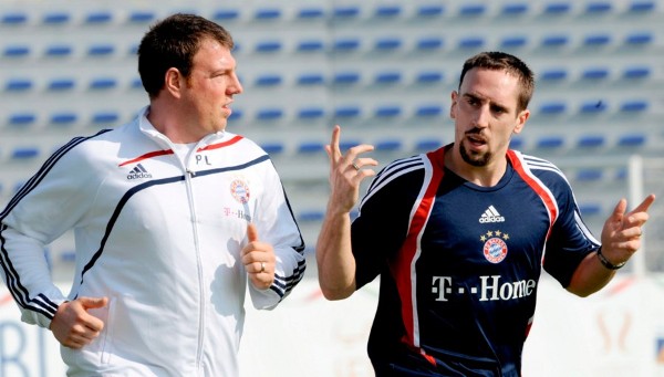 El centrocampista francés del Bayern de Múnich Franck Ribery (d), conversa con el psicólogo deportivo, Philipp Laux, durante un entrenamiento.