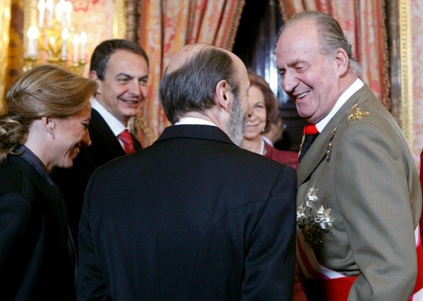 El Rey don Juan Carlos, acompañado de la Reina doña Sofía, conversa con el presidente del Gobierno, José Luis Rodríguez Zapatero (2i), la ministra de Defensa, Carme Chacón (i) y el ministro del Interior, Alfredo Pérez Rubalcaba, durante la celebración de la Pascua Militar, en el Palacio Real de Madrid.