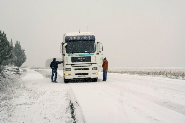 Un camión obligado a detenerse por la nieve en la carretera LU-750 (carretera Cadabo-Baleira y Meira.