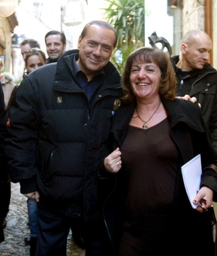 El jefe del Gobierno italiano, Silvio Berlusconi, se fotografía con una mujer durante la visita que realizó a Saint Paul de Vence, en la Costa Azul francesa.