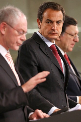 El jefe del Ejecutivo, José Luis Rodríguez Zapatero (c), acompañado por el presidente del Consejo Europeo, Hernan Van Rompuy (i), y el presidente de la Comisión Europea, José Manuel Durao Barroso (d), durante la rueda de prensa ofrecida esta tarde en el Palacio de la Mocloa.