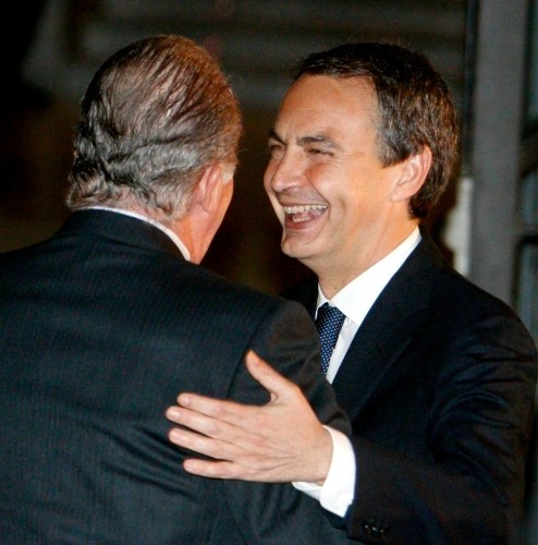 El Rey Juan Carlos, felicita al presidente del Gobierno, José Luis Rodríguez Zapatero (d), a su llegada a la gala inaugural de la presidencia española de la UE celebrada esta tarde en el Teatro Real de Madrid.